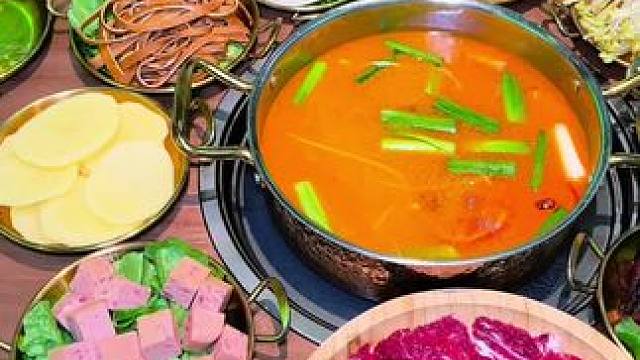 眉山想吃正宗酸汤火锅？彭山黔小己别错过！希望城一楼停车场入口好找，1百多2-3人餐超值#酸汤火锅约起