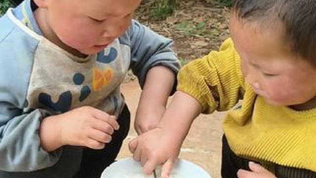 大双不得喂小双，心里不舒服了。#农村娃