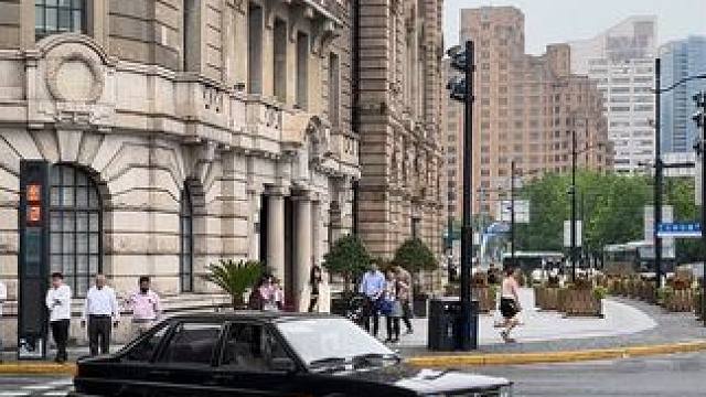 是我审美有问题吗，真心觉得这个车比大多数车好看#一代经典神车 #上海豪车街拍 #桑塔纳