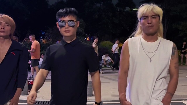 跟云南傈僳族小伙合拍一个走拍