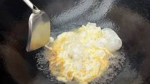 胖妹打了8个鸡蛋煮了一大鸡蛋面，汤汁浓郁每个人都干了两大碗！#美食  #美食推荐 #重庆小面  #小