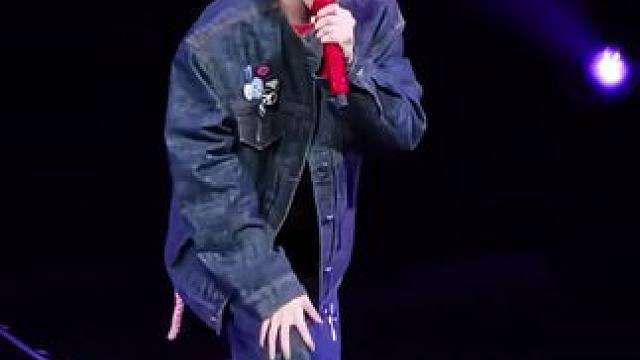 “孤单星球，转了多久，才遇到了你，靠近在我左右” #鹿晗#致爱#现场版live#鹿晗上海演唱会#鹿晗