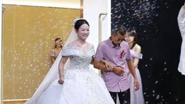 新娘超甜入场，笑容甜蜜暴击#滕州  #滕州婚礼  #滕州备婚