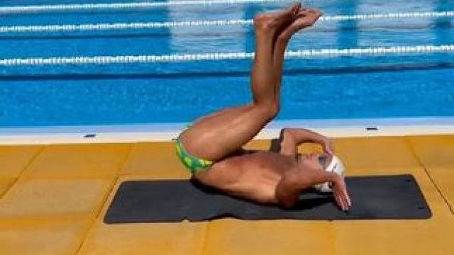 两种游泳翻转式转身训练方法，沉浸式学习一下！ 在掌握翻滚转身技巧时，以下至关重要：
核心稳定性 ⠀⠀