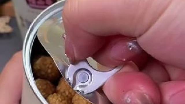 这个山药芝麻花生也太酥脆了吧，每罐有三百克，酥脆的外皮配上香脆的花生，吃起来酥酥脆脆的，真的是休闲追