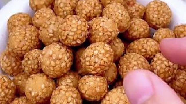 这个山药芝麻花生也太酥脆了吧，每罐有三百克，酥脆的外皮配上香脆的花生，吃起来酥酥脆脆的，真的是休闲追