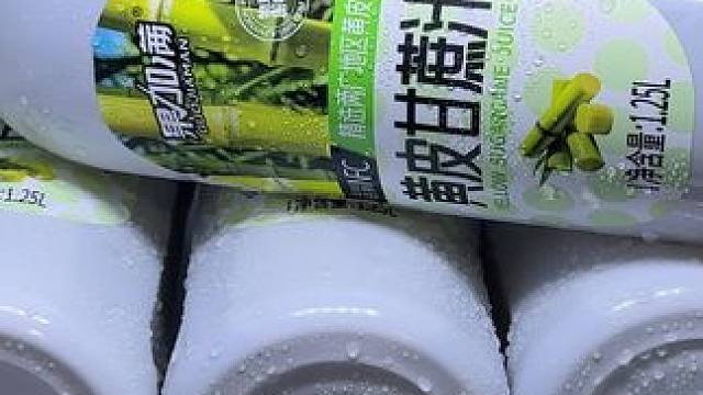 我竟然今天才发现，真正的黄皮甘蔗汁比矿泉水划算，两大桶到手5斤重薅了不纯纯捡漏吗，没有华丽的包装，但