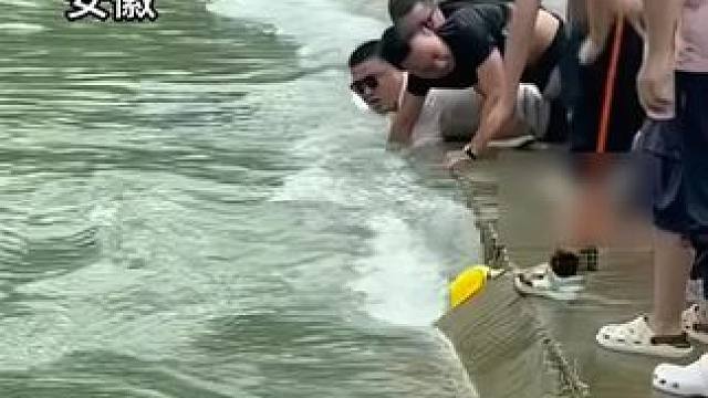 男孩被激流吸入桥洞下，路过大哥死死抓住一个个失路却坚定的背影，看得令人敬畏，也感动，为奋不顾身的你们