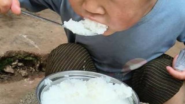 泡糖水泡饭吃。#农村娃