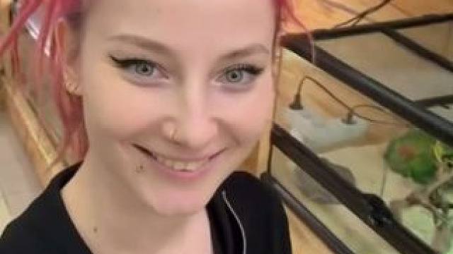 国外美女的宠物伶鼬 #国外视频分享 #奇妙的动物 #宠物