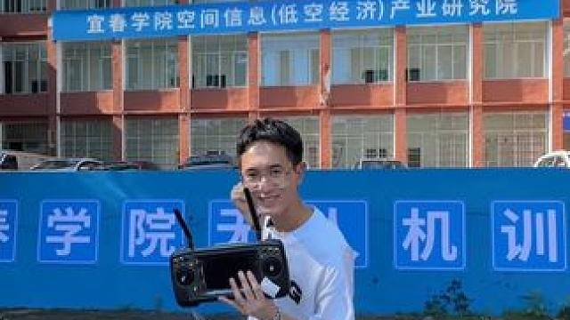 以前只知道开车要拿驾照，现在飞无人机也可以拿驾照啦！快带你家孩子来看看吧！#无人机 #科技创新 #无