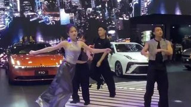 秋风起车展至！青岛国际车展门票 12.34 元，刷码入场超便捷。苗岭路展馆空调足，餐饮实惠。还有拍照