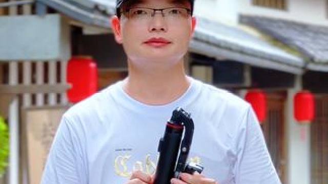 外出游玩如何用一部手机一个自拍杆给自己拍出丝滑流畅小短片，几个镜头教会你#手机摄影 #古街古巷 #跟