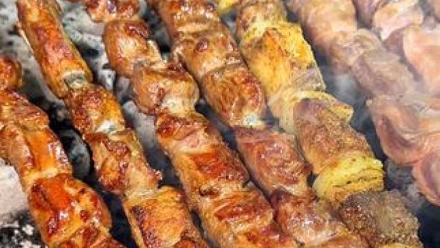 一串有8两的宫后夹肉，用完券10块出头，吃撸起来真的老爽了～#宫后夹肉 #东北烧烤 #夜宵吃什么 #