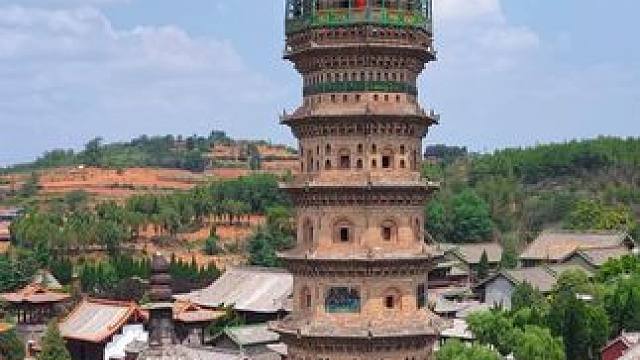 可以登上去的宝塔，这就是晋城海会书院中的唐明双塔，建造相差600多岁，却相伴460多年，唐塔向西倾斜