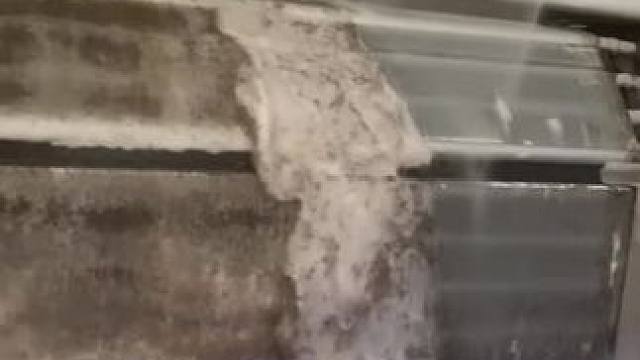 夏天开空调前一定要清洗一下，这个免拆洗的空调专用清洁剂非常好用，只需要喷一喷，自己在家动手就能轻松搞