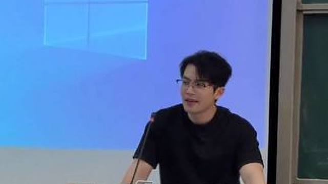 #最帅男神 #梯子搭错墙 #最帅班主任