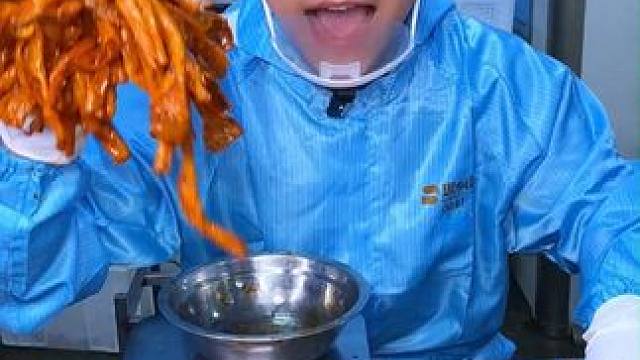 一口下去QQ弹弹的嚼劲十足，裹满了芝麻和秘制辣椒油，是真的香#好吃到停不下来 #追剧小零食#零食推荐