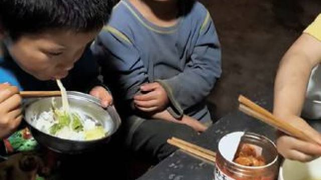 大双今天晚上心情不好，饭都不想吃了。#农村娃