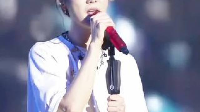 鹿晗演唱会《我们的明天》被歌词戳中了，青春的遗憾谁懂！ #鹿晗#我们的明天#现场版live#鹿晗演唱