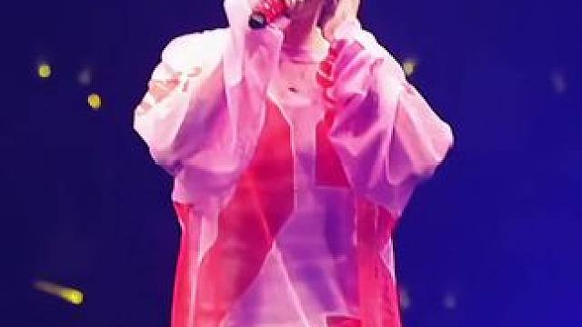 “直到有另一个人 能体会我的感觉” #鹿晗#我们的明天#现场版live#鹿晗演唱会#鹿晗青岛演唱会