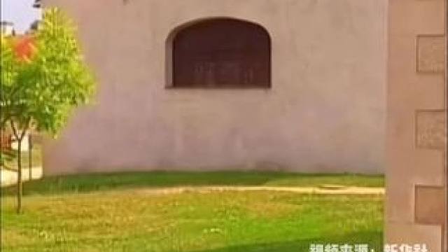 建筑竟然也有小情绪，网友：一时想不起撞脸了什么。