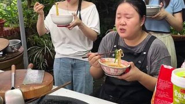 多少人想拥有吴半饱的胃的啊！把这一大锅麻辣鲜香的重庆小面全炫嘴里！#重庆小面 #这一碗好过瘾 #重庆