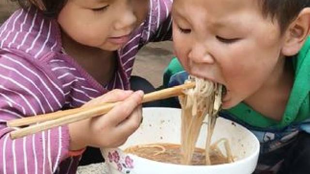 今天煮粉丝吃。 #农村娃