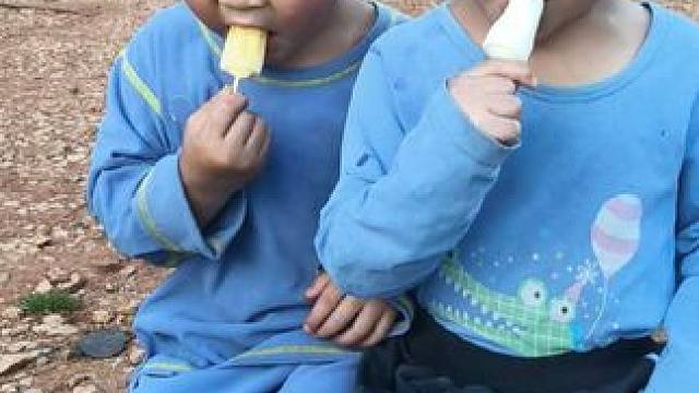 今天买了冰棍给孩子吃。 #农村娃