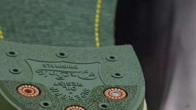 皮靴的鞋底翻新工艺。 #传统工艺 #工匠手艺 #手工打造 #手艺人 #解压