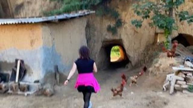 如果在城里待累了，不妨就回老家住住吧，家乡的山水，是自己梦里的地方，也是别人的诗和远方，喂喂鸡种种菜