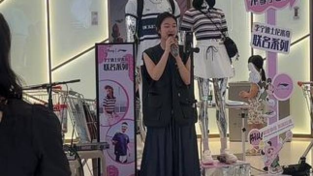 若把你比作歌…… 在商场听别人弹唱是什么样的体验#音乐快闪 #南昌中山路天虹 #若把你比作歌