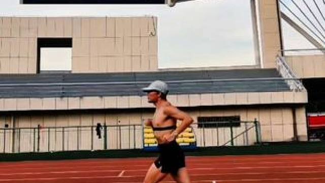 苟在后面，没有文案