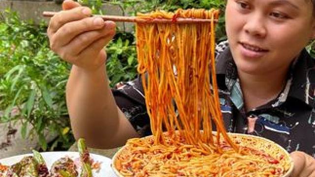 摘了很多南瓜花，配一大碗爆辣米粉太好吃了 #美食 #农村生活