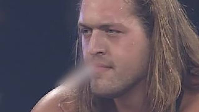 大秀哥嚣张吐烟圈，惨遭斯汀痛扁！ #wwe #摔角