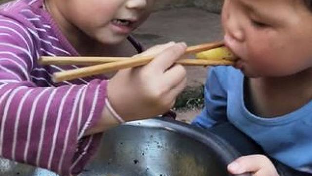 今天晚上炸洋芋吃。#农村娃