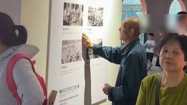 展厅里人来人往，只有他的目光久久停在那几张照片上