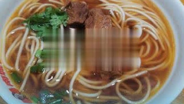 大学生回村卖泡面，但他的方式却吓坏众人#牛肉面 #襄阳牛肉面 #泡面