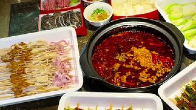 牛肉现串嫩得冒汁，品种多到想每种来一把。鲜货在线，毛肚黄喉扎实，味道正宗，环境漂亮，花小钱吃好货，赶