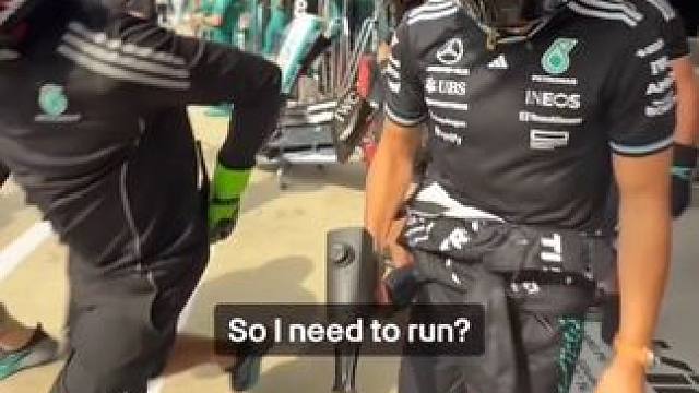 安东内利变身换胎工 小Kimi的换胎工一日体验券，赛车来了小Kimi不明所以地跟着人群一路小跑，反应