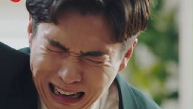 郭阳父母欠下了几百万的外债，远在美国的郭阳为了不让父母担心，装作一切顺利的样子。#东方卫视我的世界你