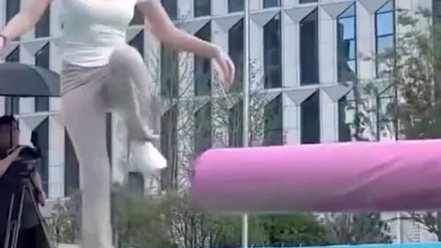 这绝对是秀身材去了