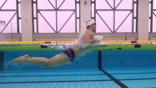 在推与收的韵律间，书写着泳者与池水交融的美妙诗篇#波蛙 #蛙泳 #游泳