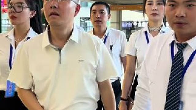 今天带两个助理视察美蛙店，结局属实没想到