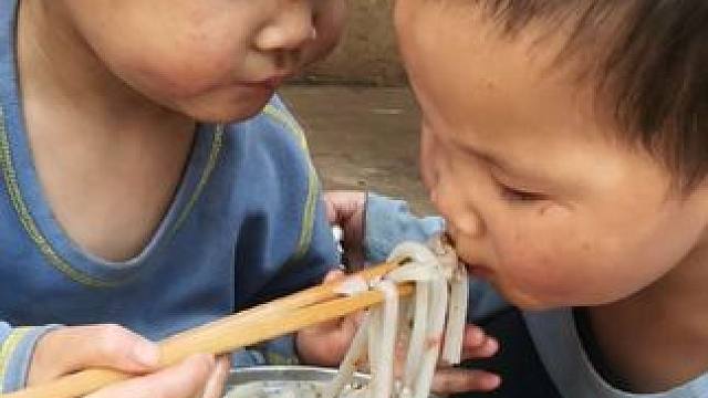 今天买了凉粉吃。#农村娃