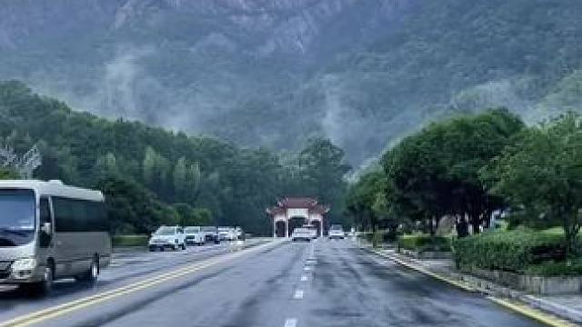 黄山北站拼车到黄山景区南大门汤口镇，白天30 ／位，夜晚40 ／位，电话预约留座：177559002