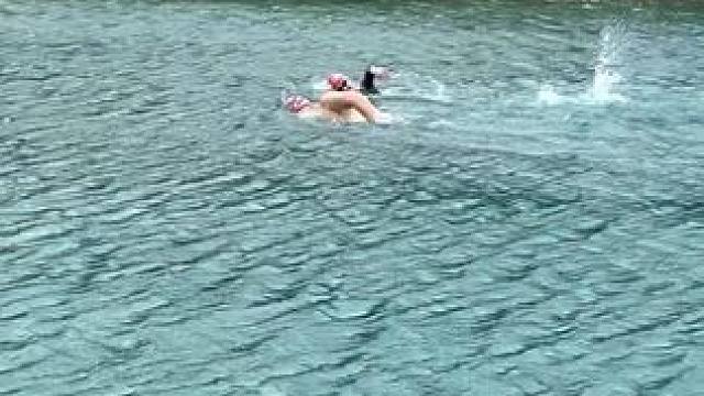 户外自由泳真的太合适了，二拍腿丝滑又走水！ #自由泳 #游泳 #自由泳训练 #户外游泳