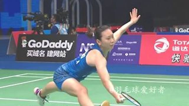 劈叉救球因伤退赛，这个动作并不是人人都能做的。 #羽毛球