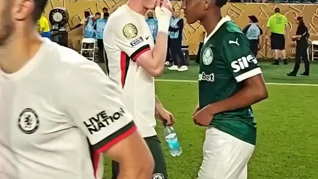 要抓紧学英语了，埃斯特旺赛后与切尔西队友聊天，帕尔默采访时表示:我说期待你加入，他一个字都没听懂