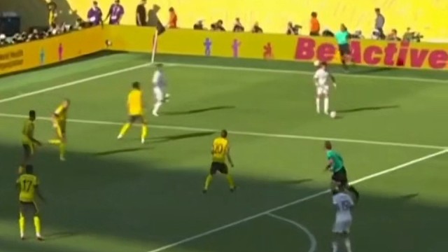 姆巴佩精彩倒钩破门后，比出若塔球衣号码数字致敬若塔！